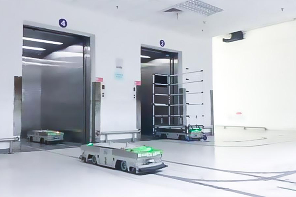 重庆某公司——使用潜伏牵引式型AGV完成原料跨楼层运输